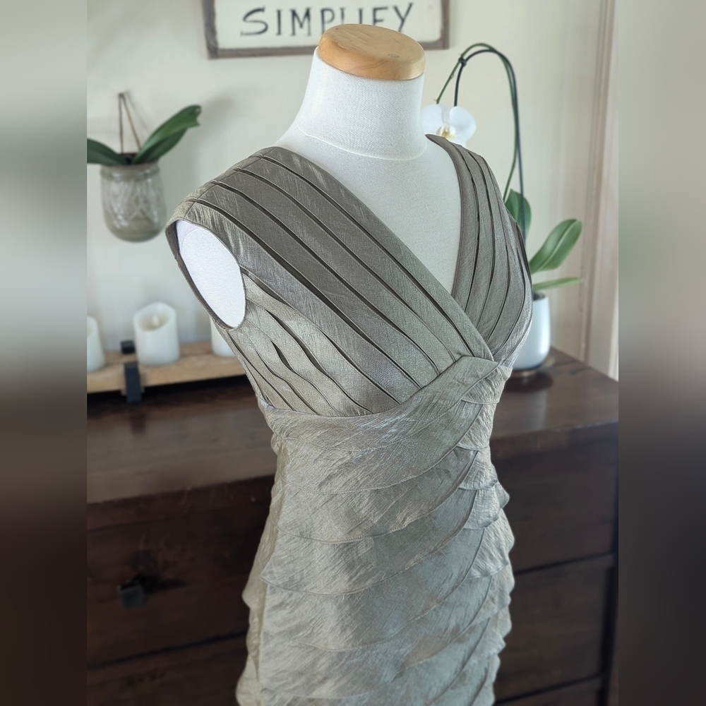 Adrianna Papell Champagne Taupe Layered Sleeveless V- Neck Fully Lined Size 4 - Picture 9 of 17
